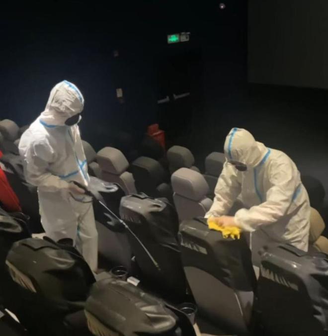 涉事影院：已请专业公司消杀座椅背套全部更换EVO视讯平台女子发现影院座椅布满白色虫卵(图1)